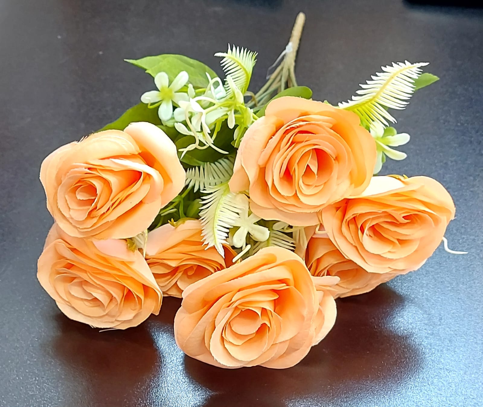 Buchet trandafiri artificiali portocalii – 38cm, 9 flori, decor elegant cu frunze și accente albe